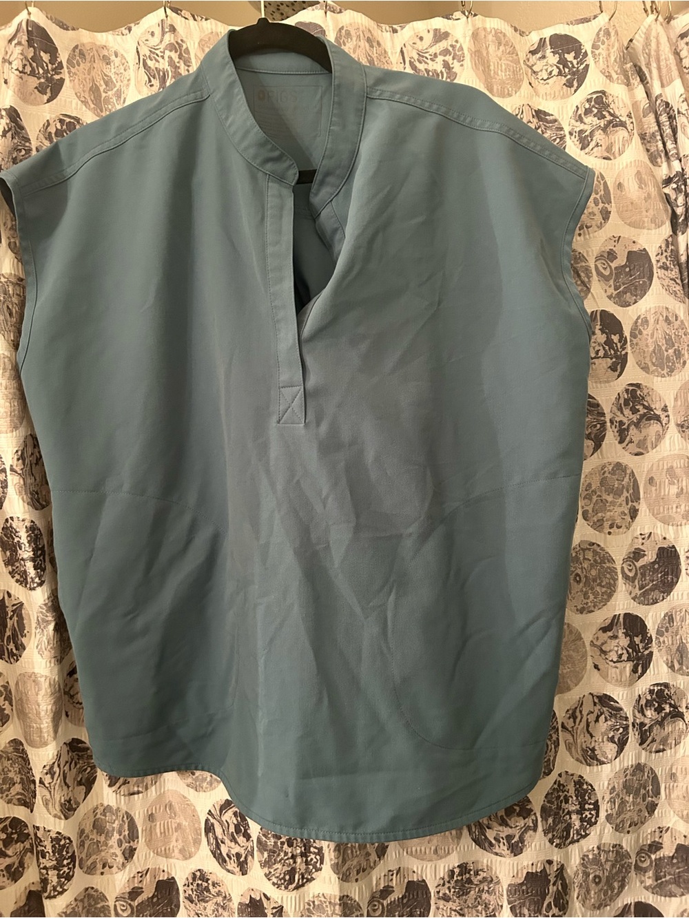 FIGS HYDROGREEN women scrub top. Large